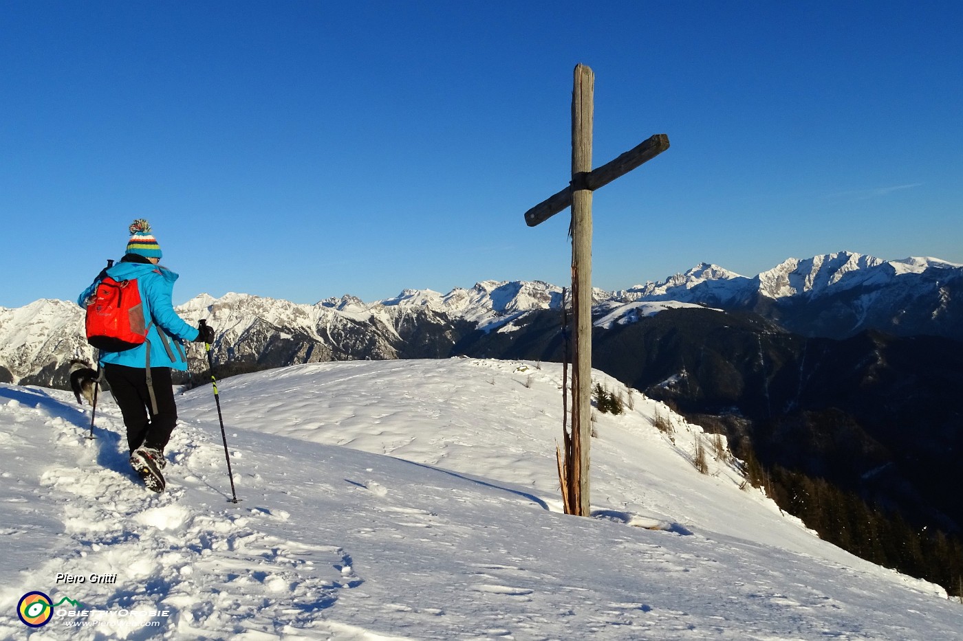 77 La croce panoramica sulla valle e i suoi monti.JPG